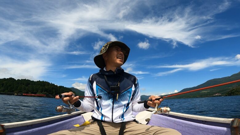 芦ノ湖でワカサギを釣る風景